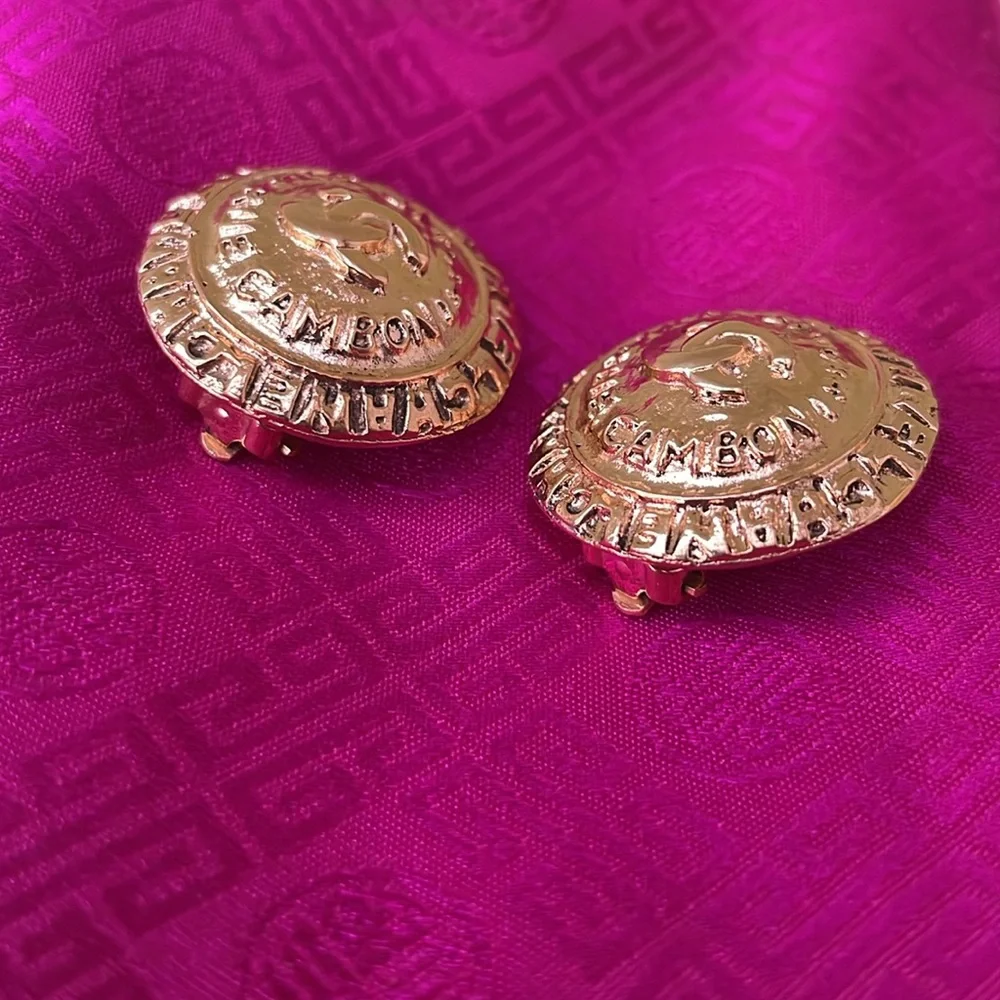 Large Chanel vintage gold clip on earrings